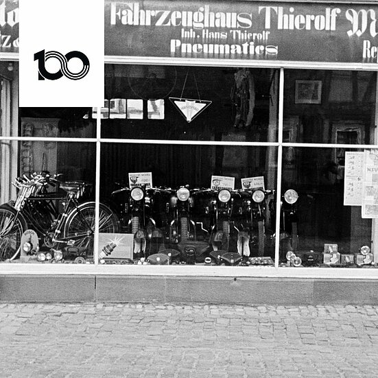 Ein Meilenstein der 100-jährigen Geschichte: Blick auf das Thierolf Schaufenster um 1924 mit Motorrädern.