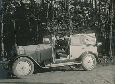 Friedel und Hans Thierolf mit einem flotten OPEL Cabriolet, um 1928.