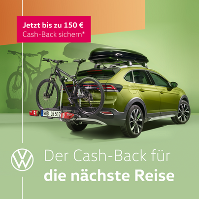 Grünes Volkswagen Auto mit Fahrradträger und Dachbox vor buntem Hintergrund mit Schriftzug "Der Cashback für die nächste Reise".